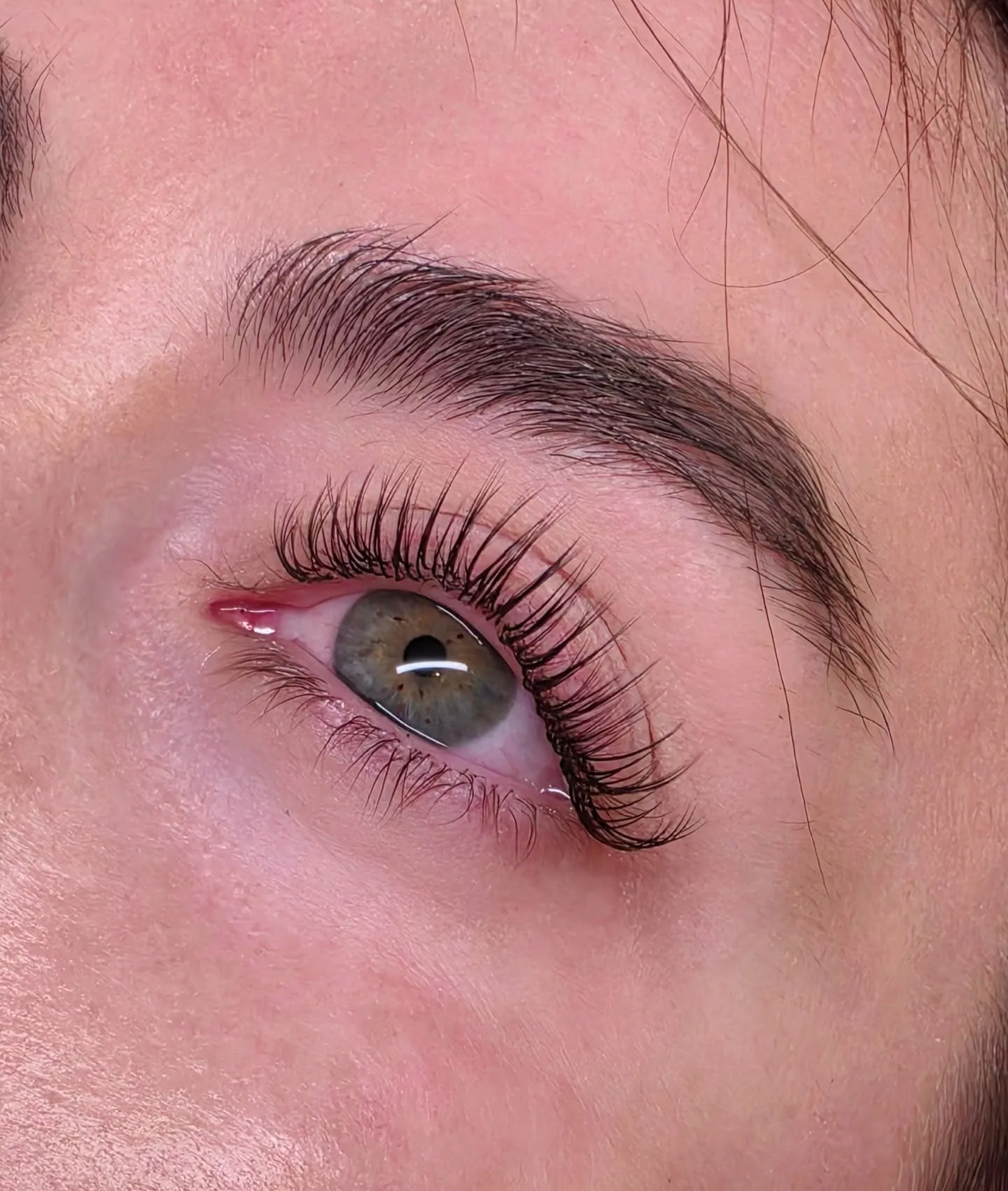 Single eye macro — wispy natural classic lash set, hazel eye with catchlight